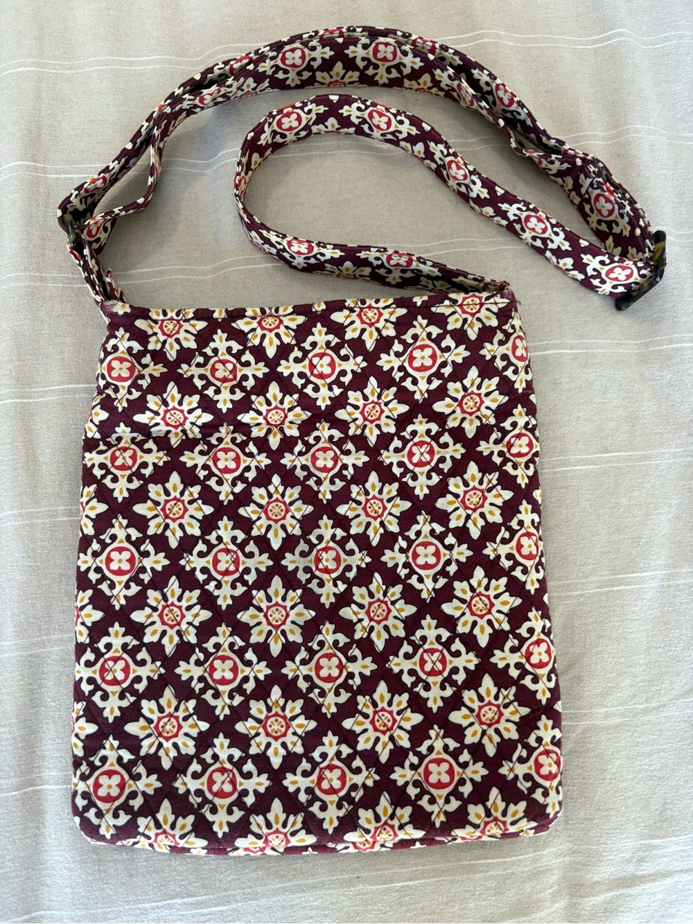 Vera Bradley Hipster crossbody bag 2006 "Medallion" pattern, quilted burgundy - Picture 2 of 9